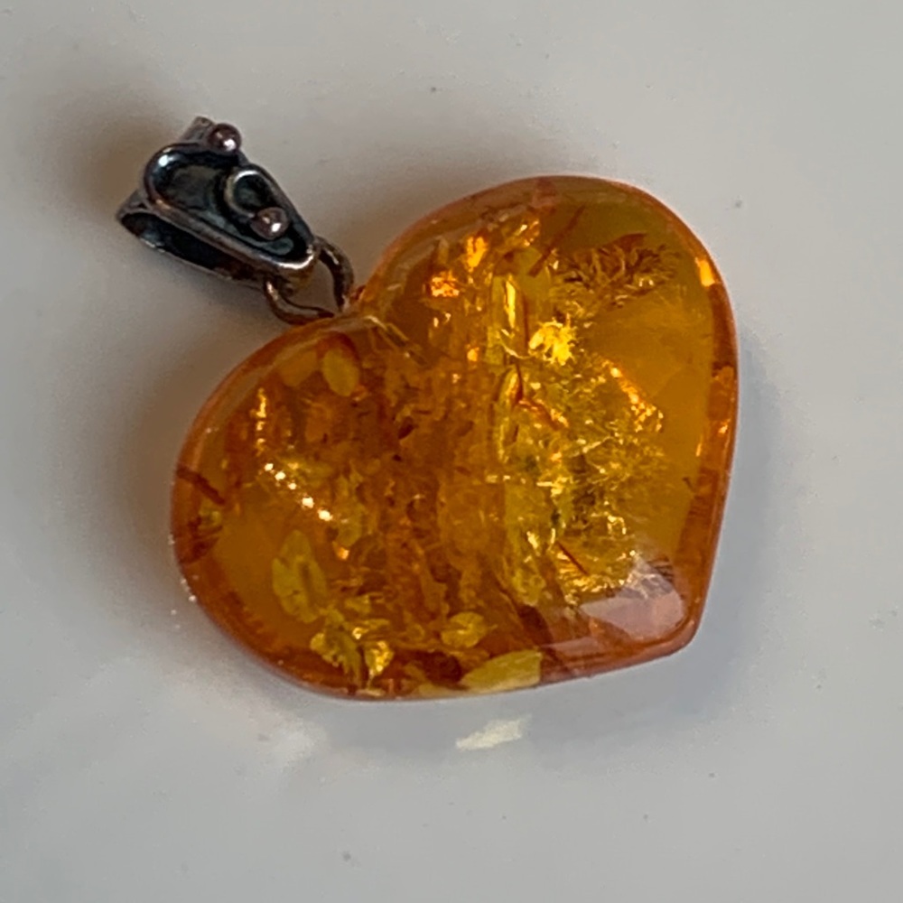 Real hart shaped Amber pendant 925. Silver ❤️❤️